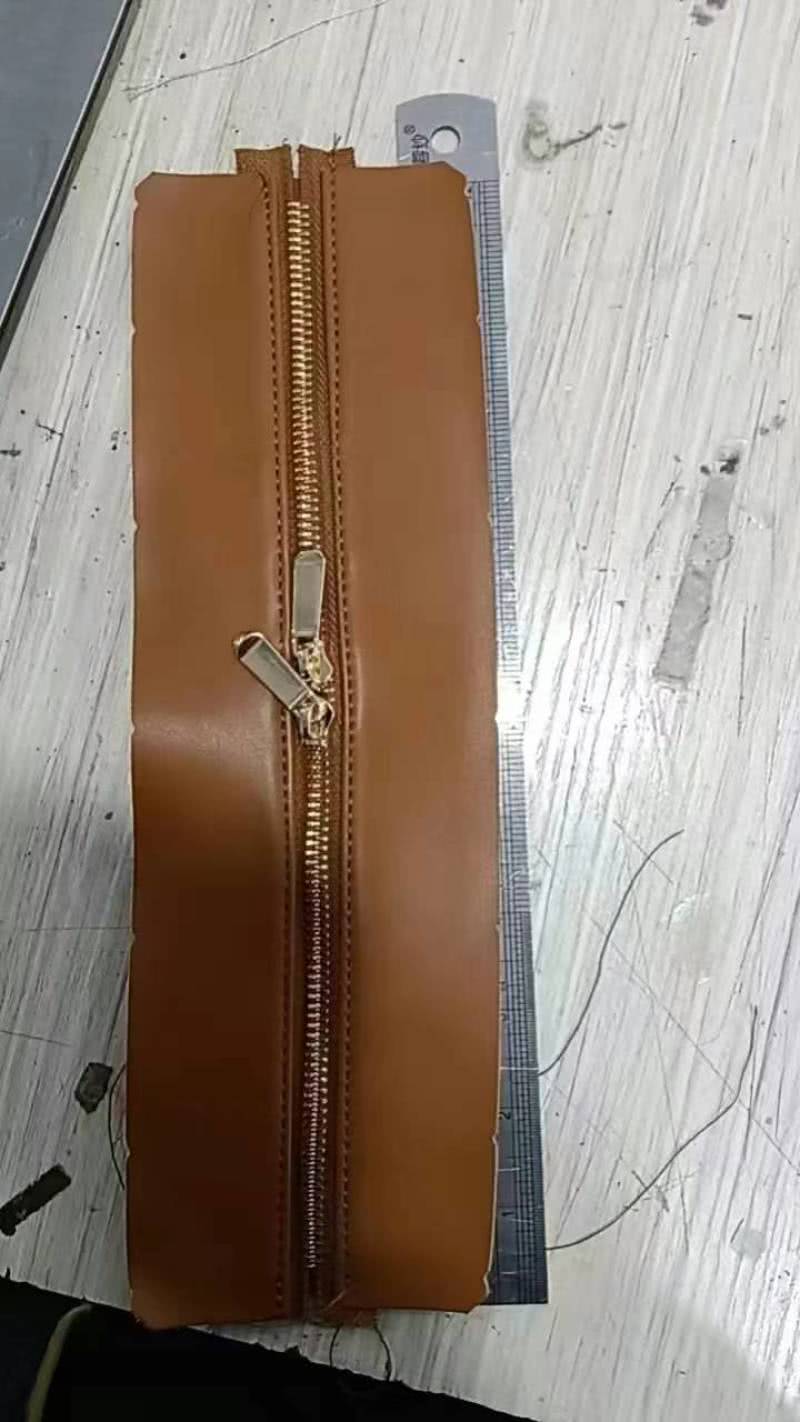 专业车拉链贴一名，云里一名