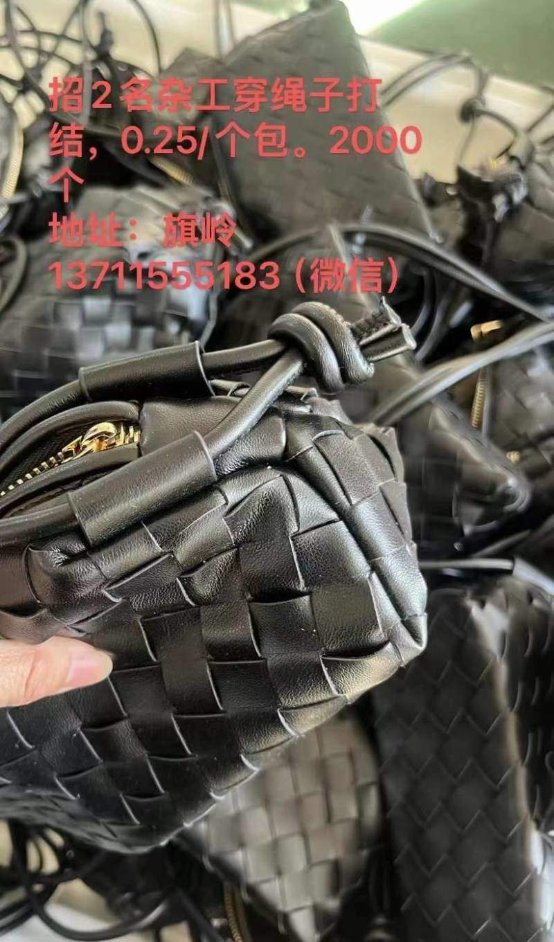 招两个杂工穿绳打结