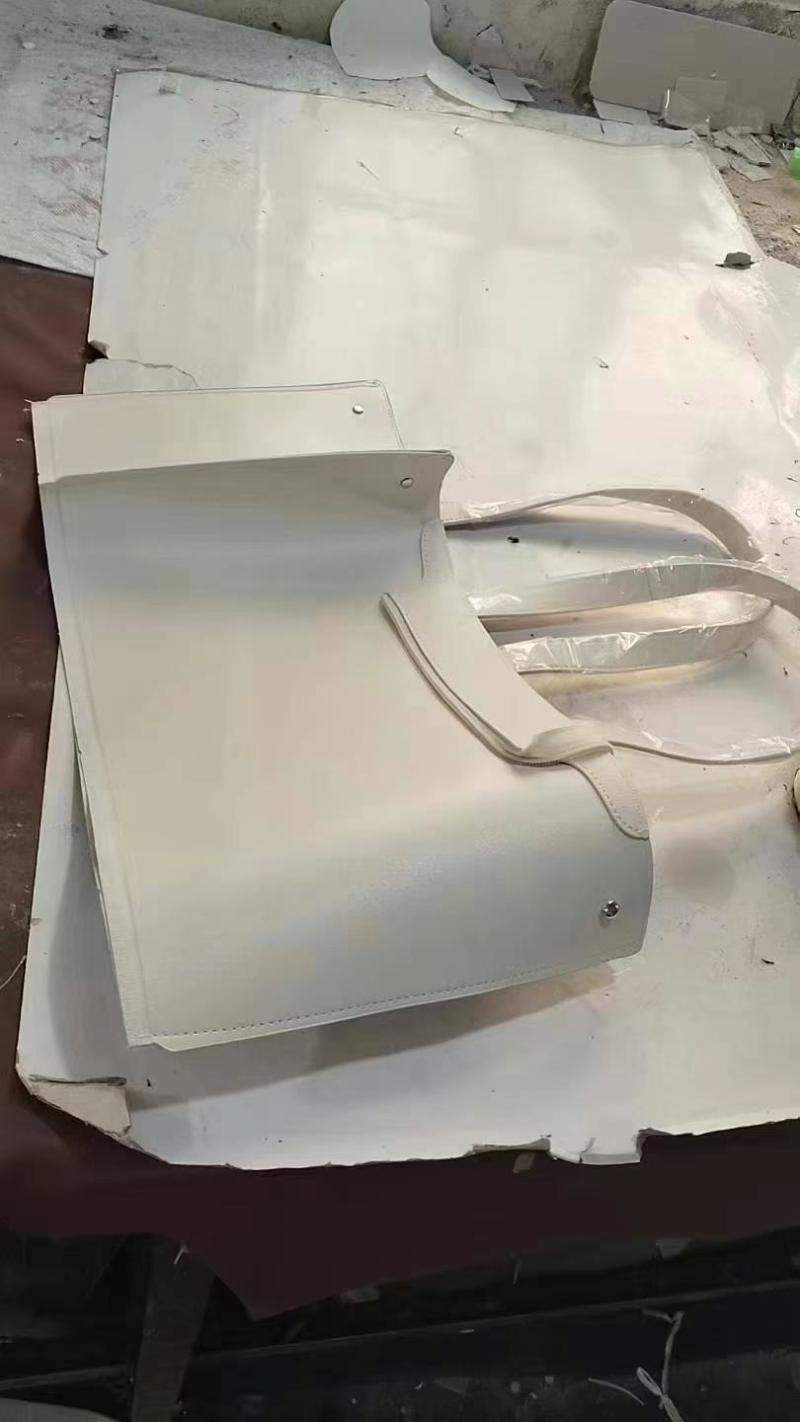 招五金打平钉，不用冲孔，一个袋四个钉