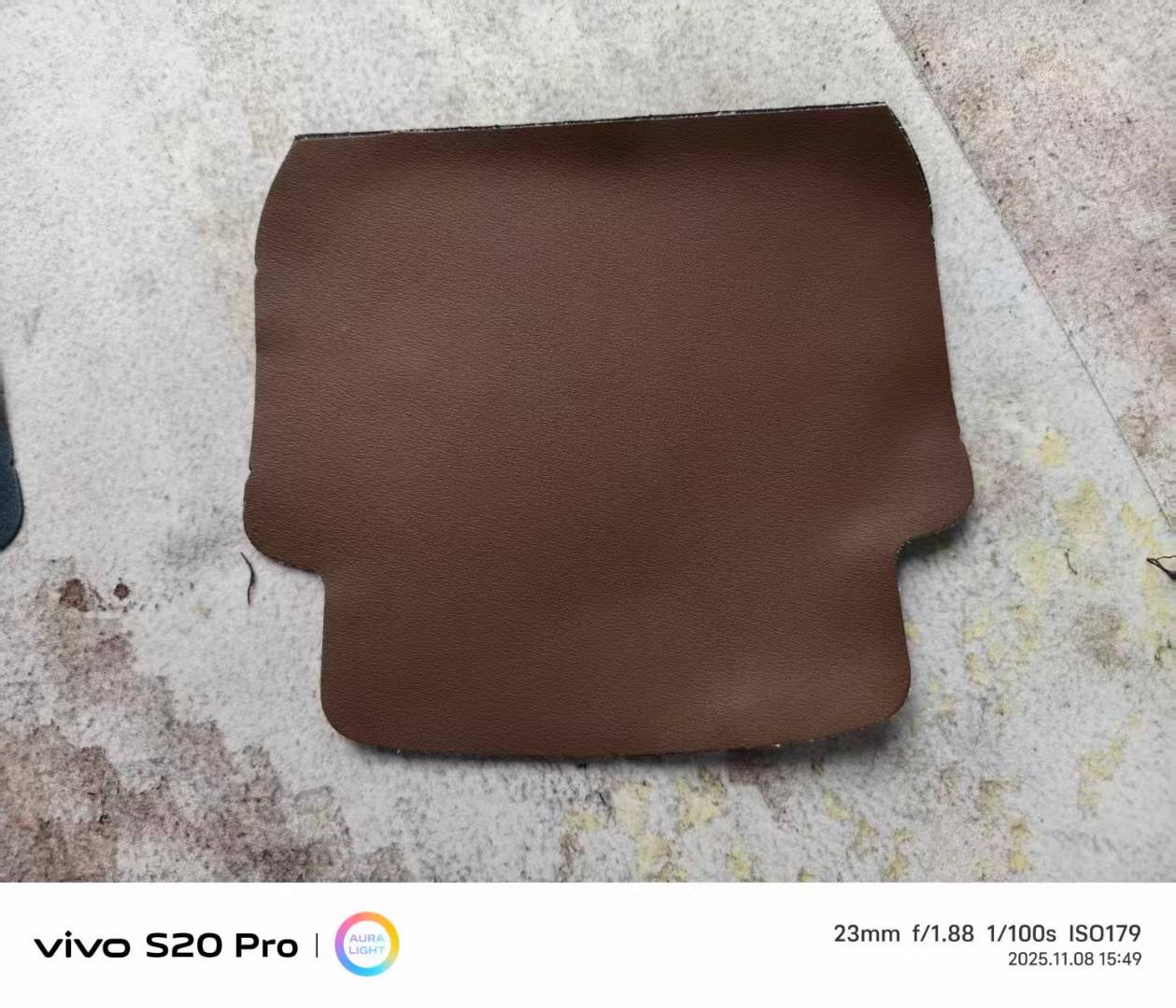 盖面底两面四边及孔位喷万能喷胶