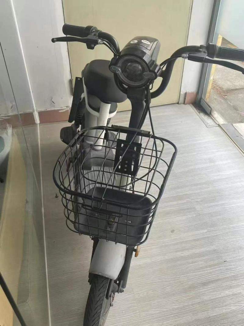 转让爱玛电动车一台。