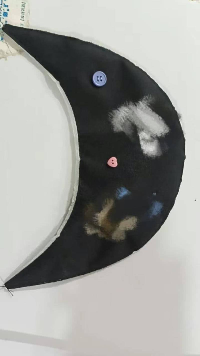 明天招临时工专业逢钮扣，2个3毛，1100/件，做完结帐