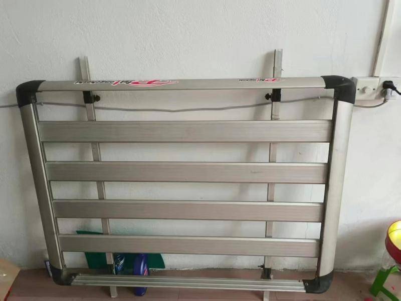 本人有个车顶行李架和一个60升的热水器出售