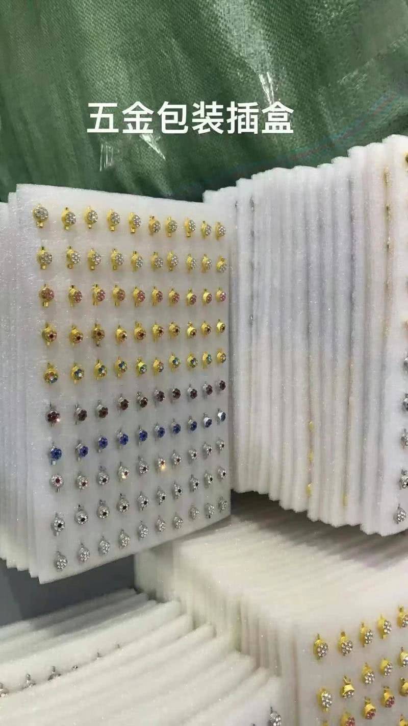 招五金包装插盒5名。 煮饭一名