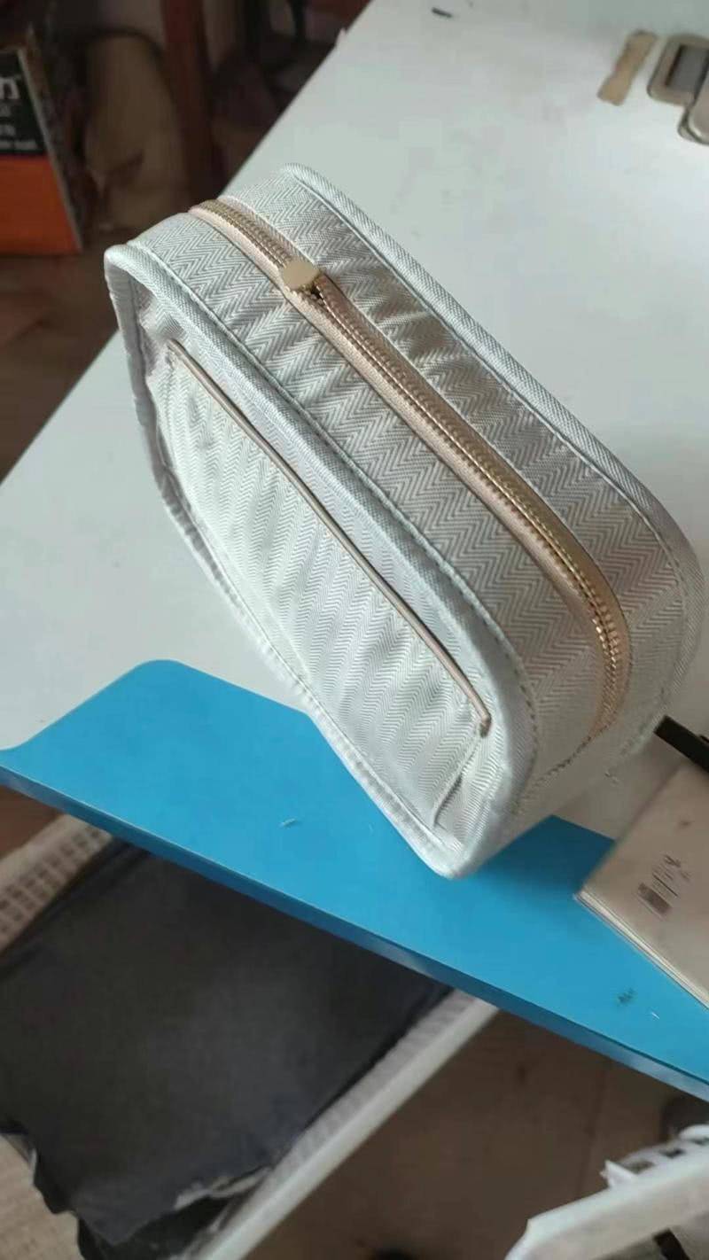 招高车一名，有圆骨小包，一次过