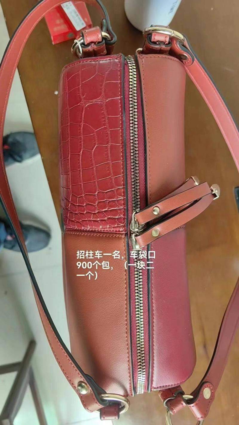 本厂招柱车一个，车袋口900个
