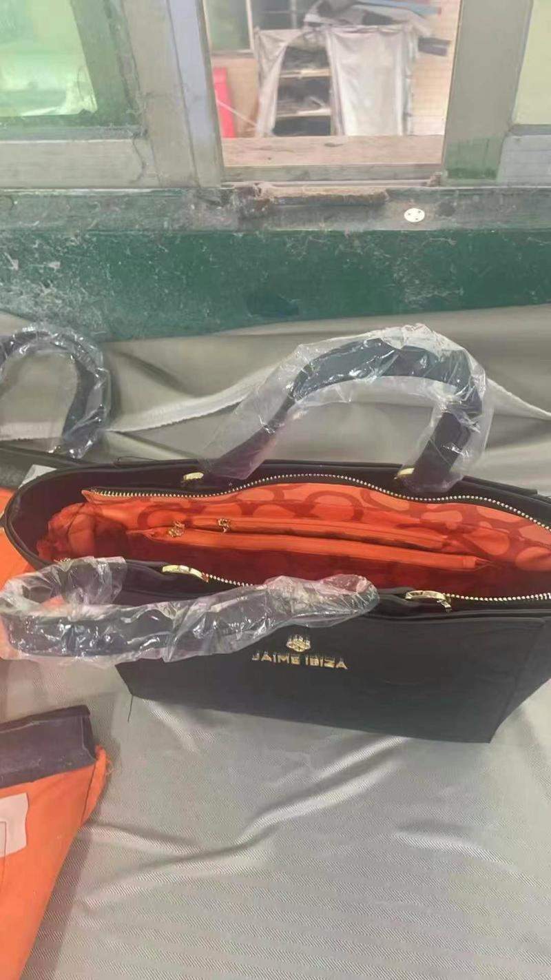 招刷万能胶套代口。和加托代口纸皮，耳仔处粘死1块一个