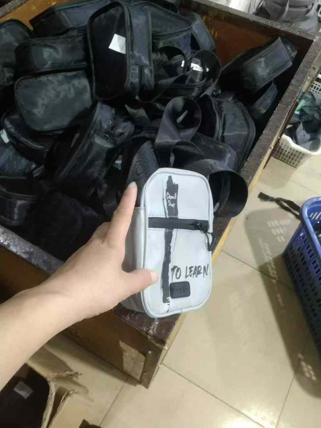 招男包杂工翻小包剪内外线