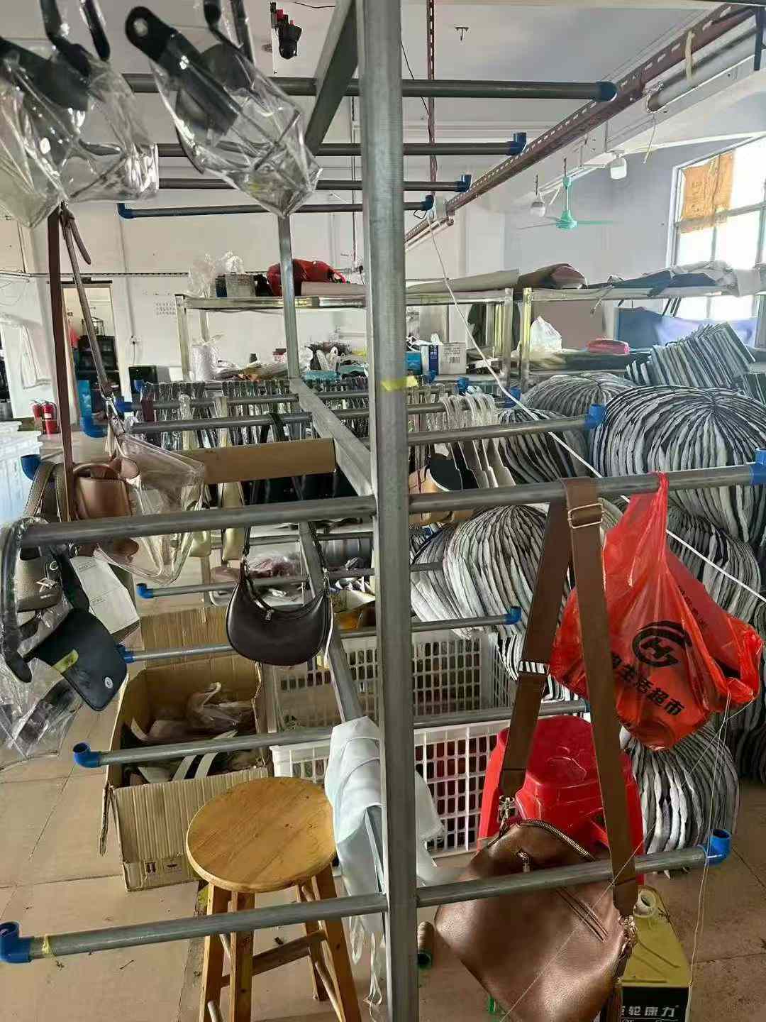 转让挂包架子200块钱一个有三个（自提）