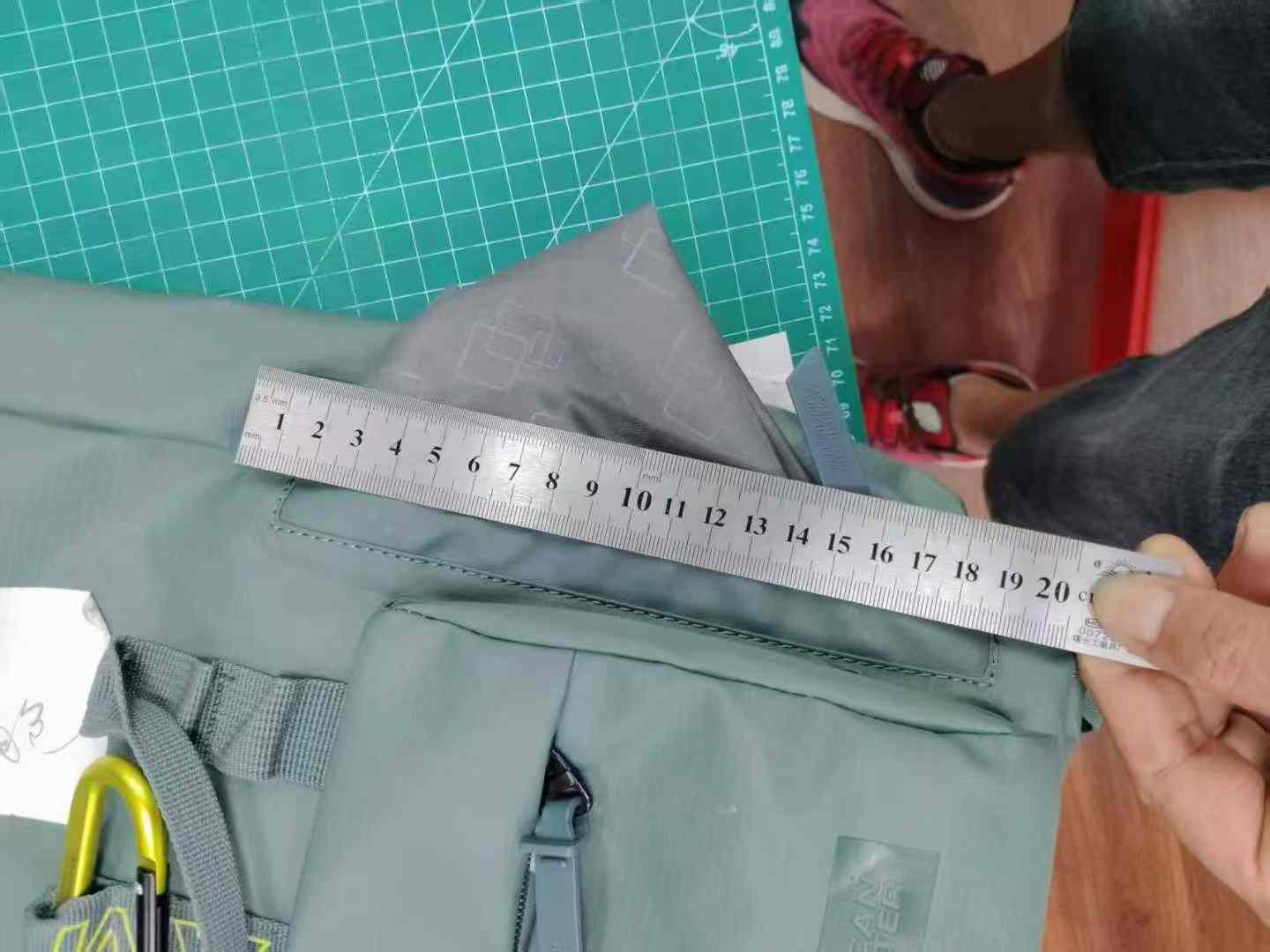 招车拉窗一名