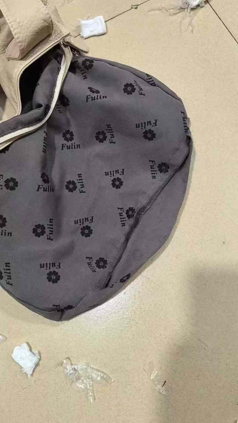 招车位缝底，0.15元一个，两千多个包