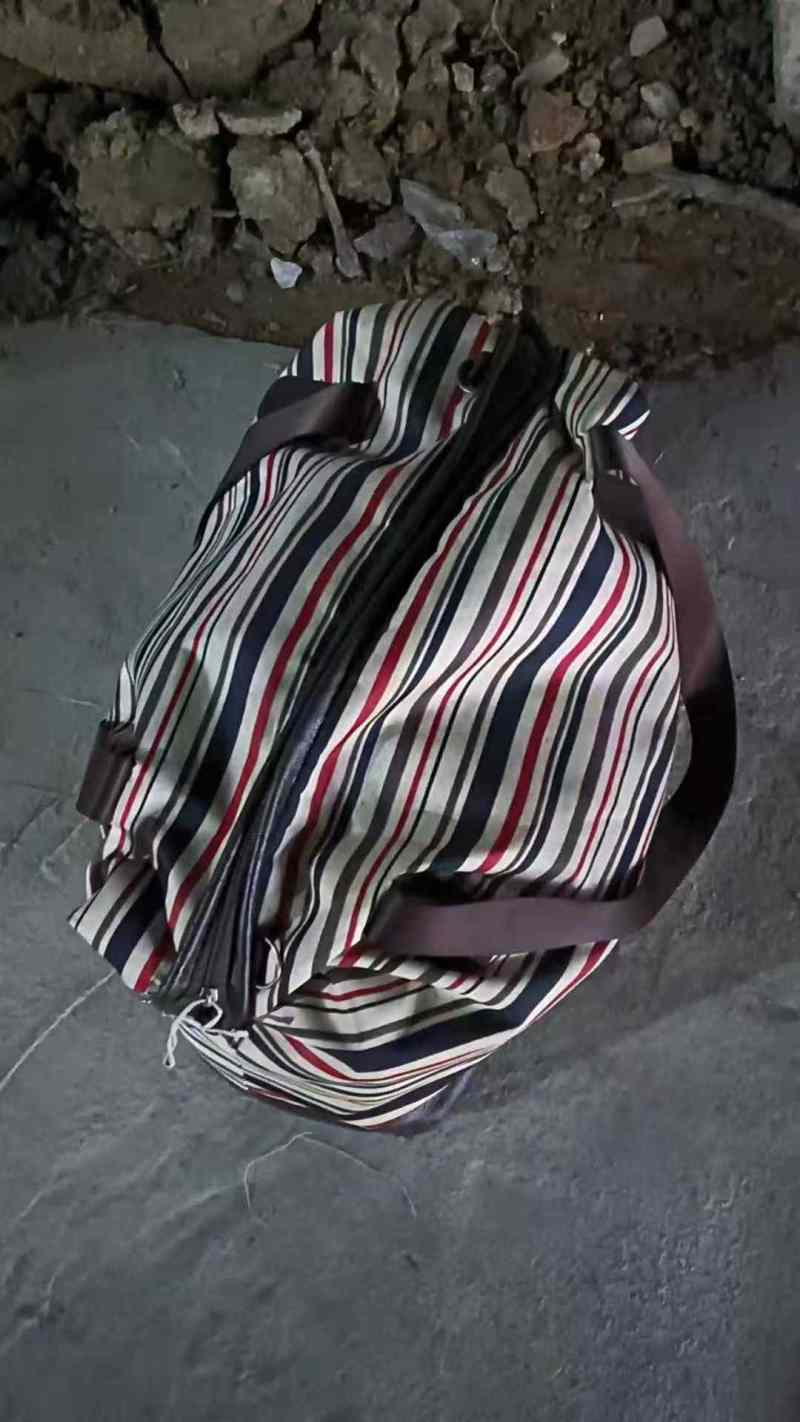 今天在店门口捡到一个袋子