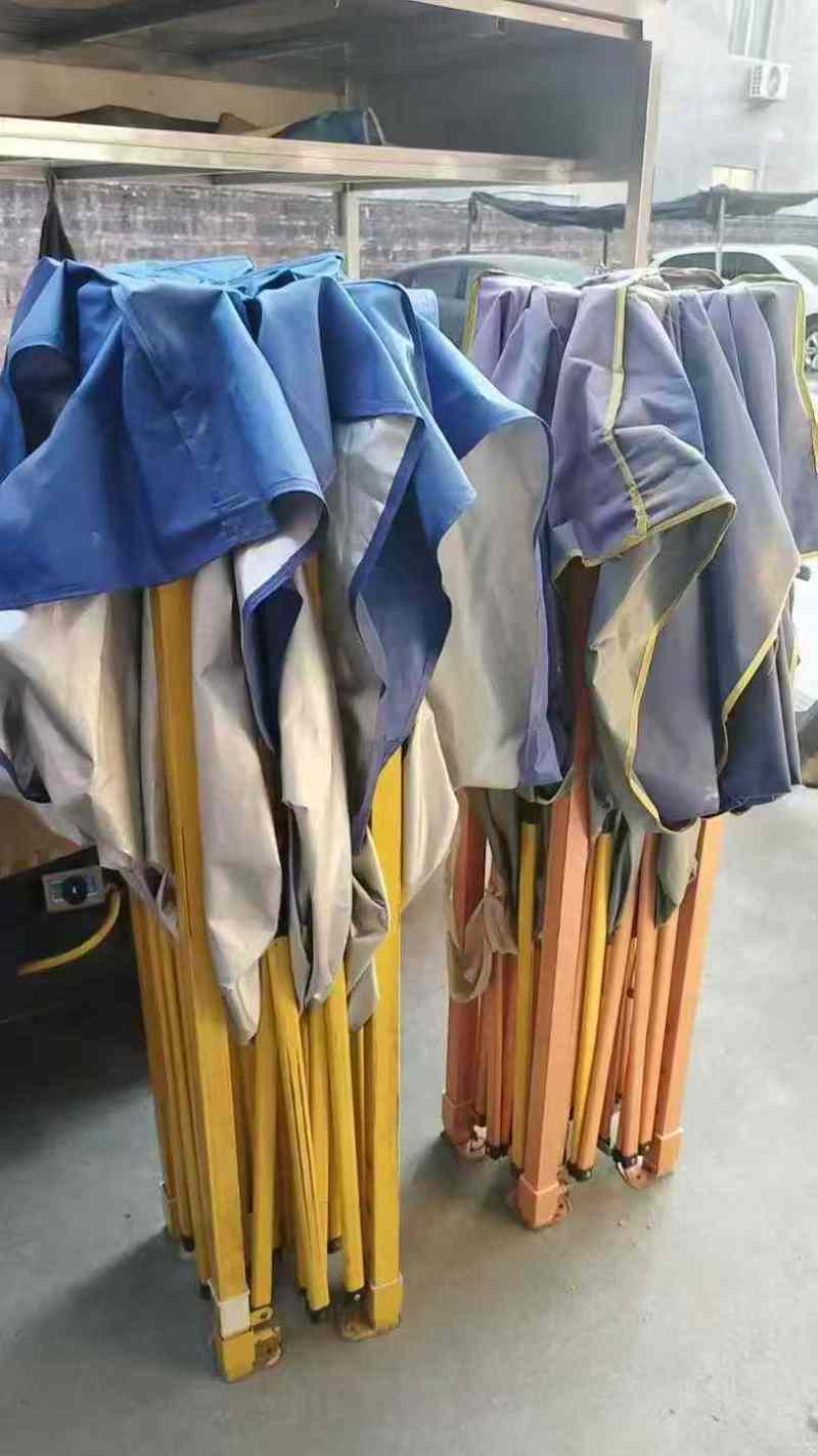 3×6米。两把雨伞。